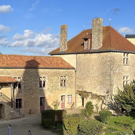 Le Vieux Chateau Airvault Buitenkant foto