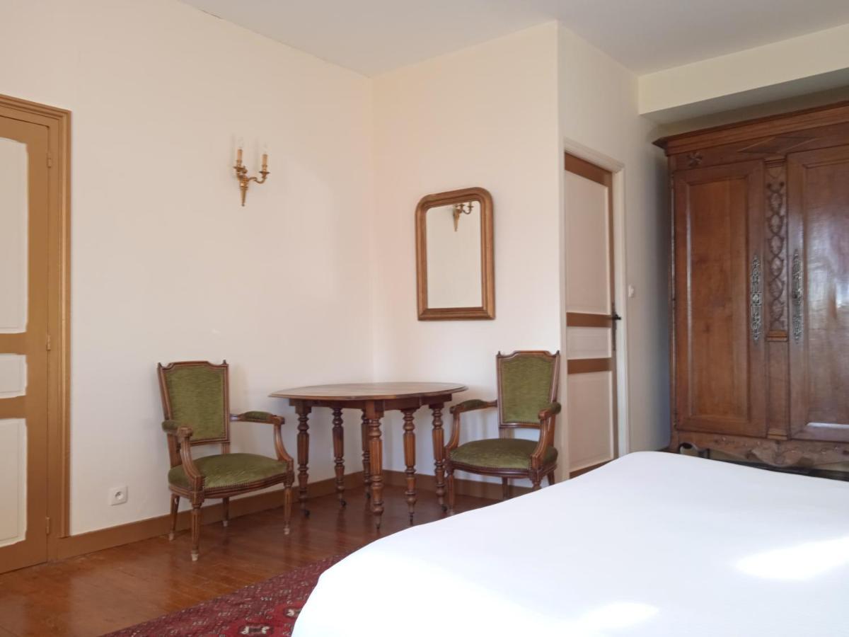 Le Vieux Chateau Airvault Buitenkant foto