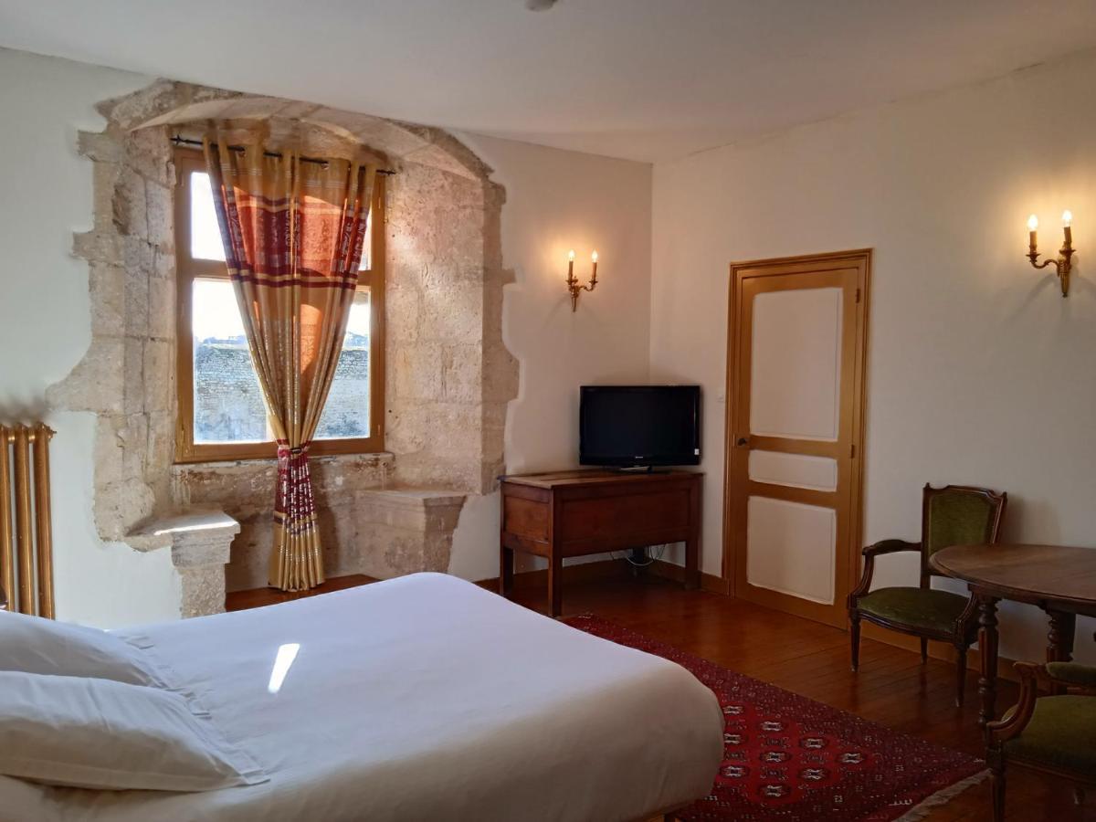 Le Vieux Chateau Airvault Buitenkant foto