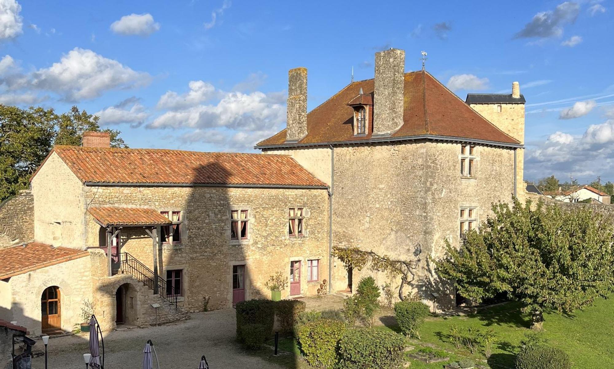Le Vieux Chateau Airvault Buitenkant foto