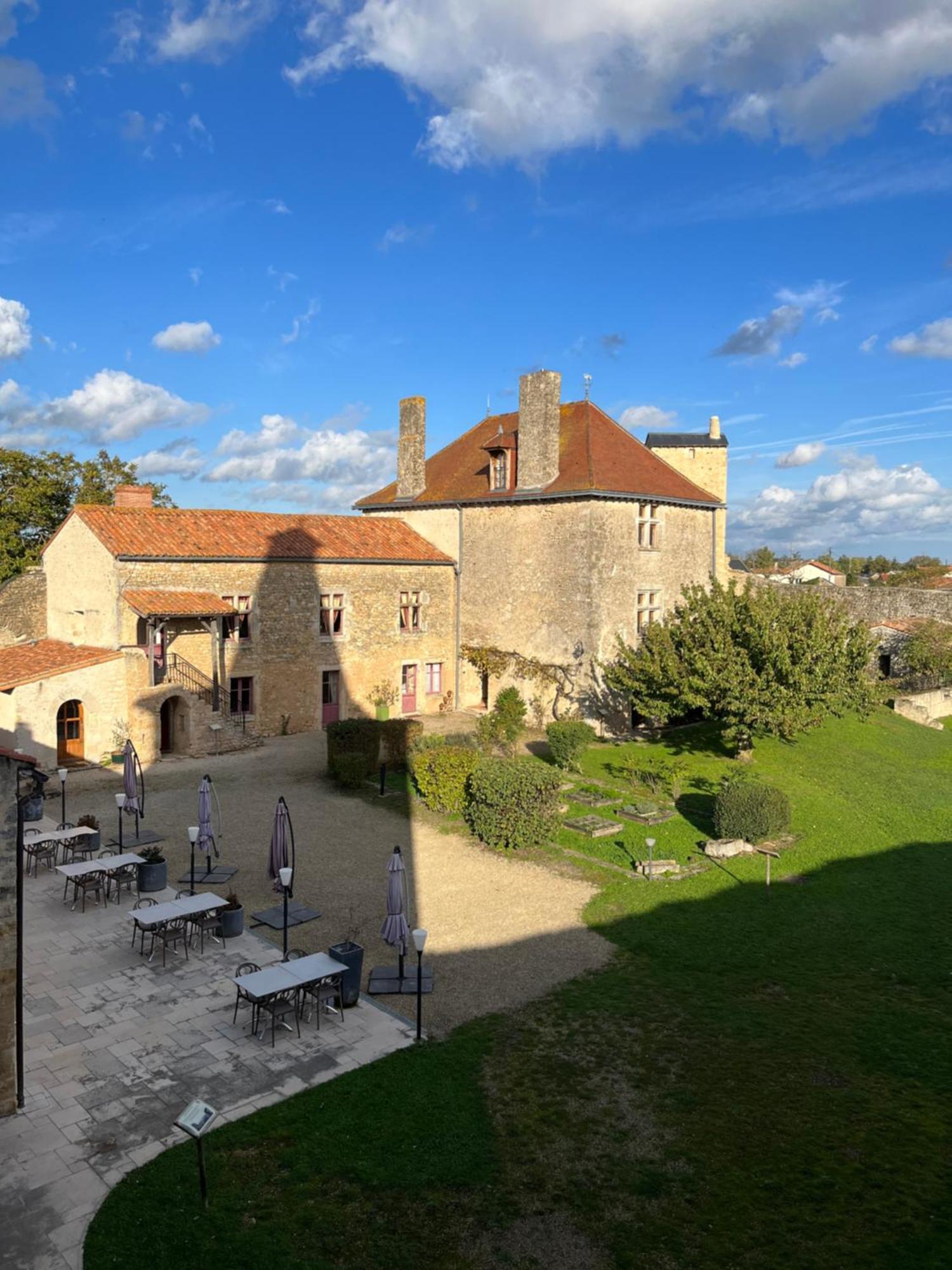 Le Vieux Chateau Airvault Buitenkant foto