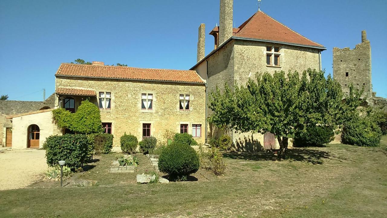Le Vieux Chateau Airvault Buitenkant foto