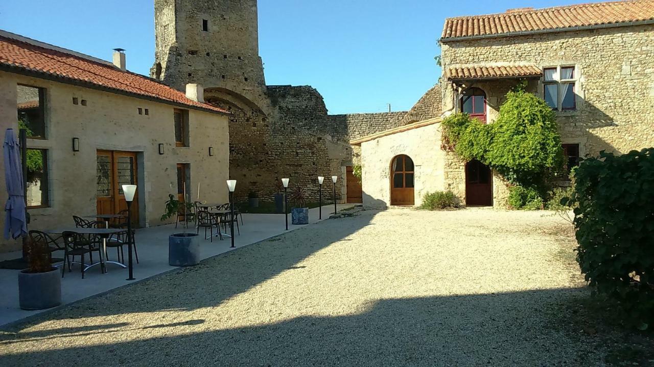 Le Vieux Chateau Airvault Buitenkant foto