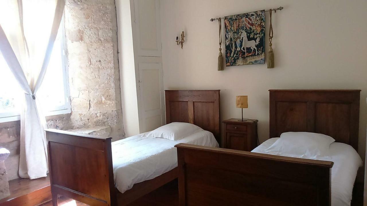 Le Vieux Chateau Airvault Buitenkant foto