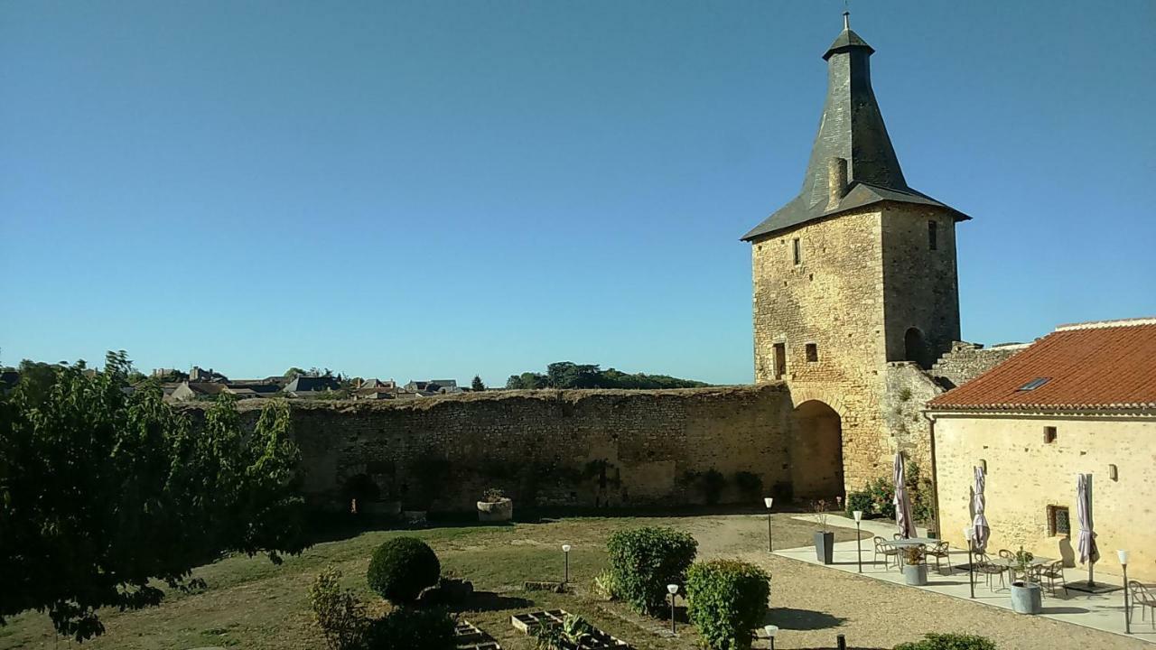 Le Vieux Chateau Airvault Buitenkant foto