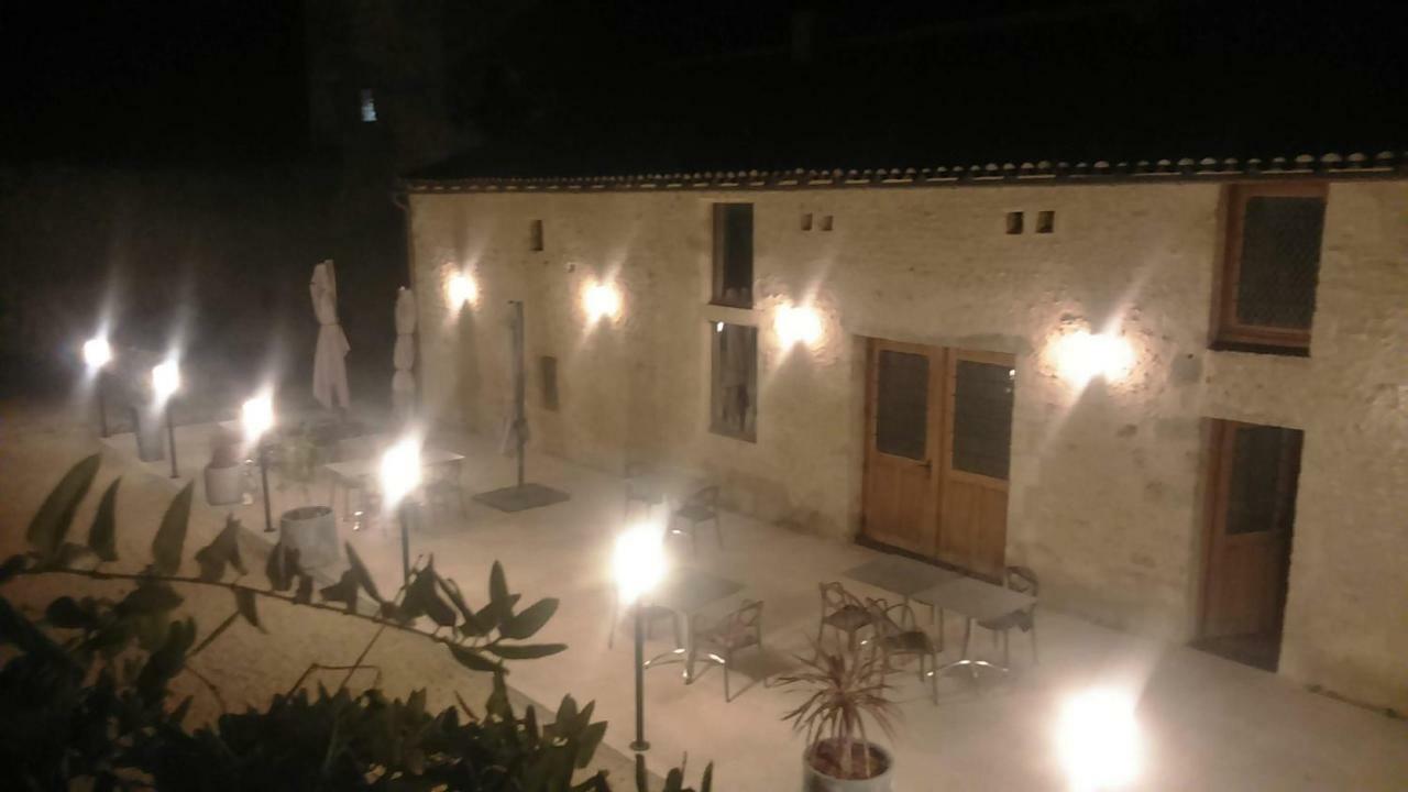 Le Vieux Chateau Airvault Buitenkant foto